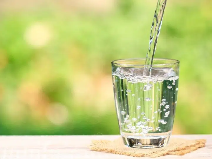 Uống đủ nước là một trong những cách xóa nếp nhăn rãnh má mũi tốt nhất